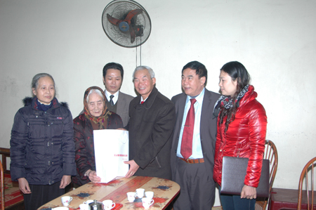 Thứ trưởng Bộ LĐ-TB XH tặng quà người có công tại Hưng Yên